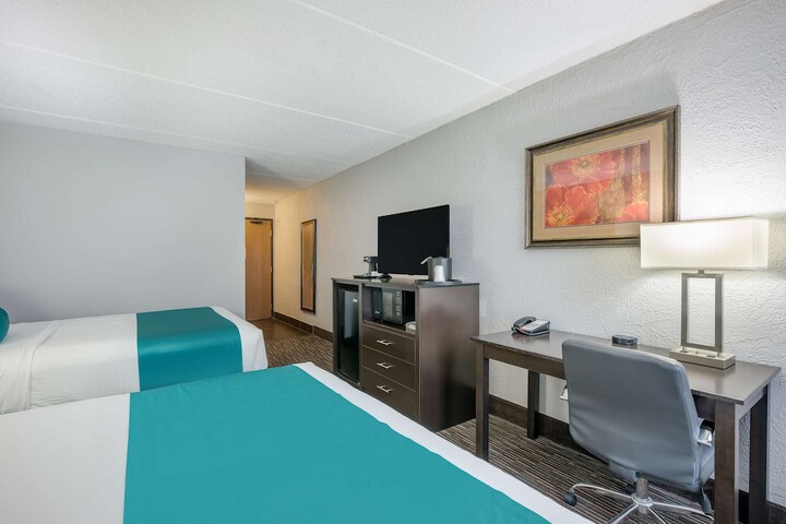 1 Queen Bed Mobility Accessible Communication Assistance Bathtub Full Breakfast (11 of 17)