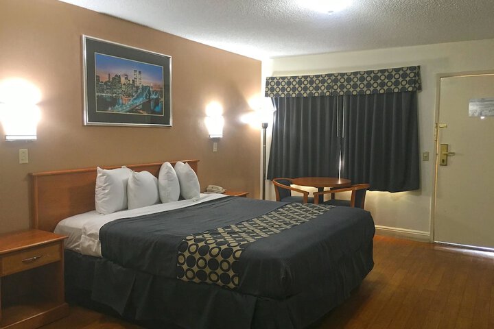 1 King Bed (3 of 5)