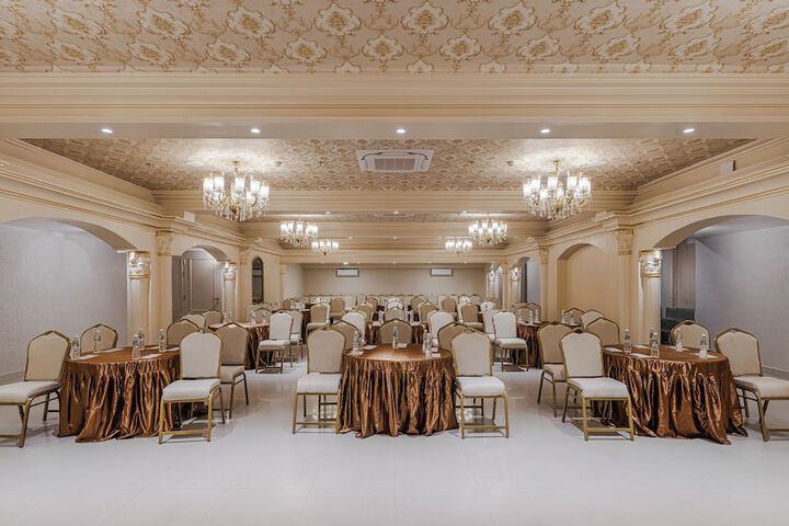 Ballroom/Hall 44 of 48
