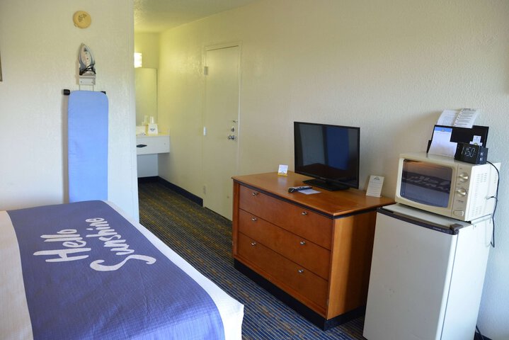 1 King Bed Pet Friendly (34 of 56)