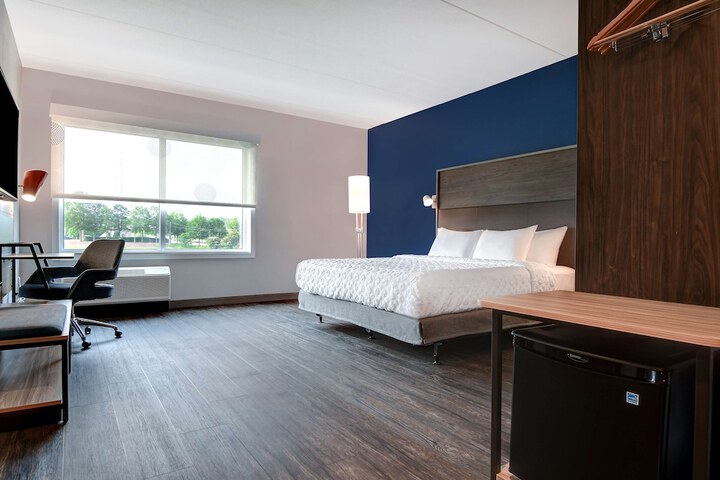 1 King Bed (2 of 18)