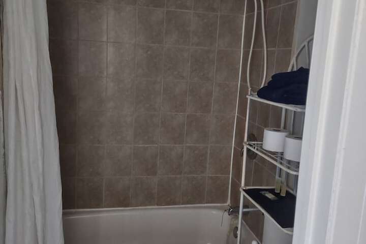 Room 5 of 6