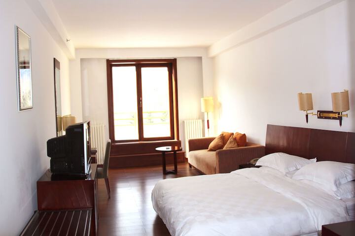 Room 4 of 16
