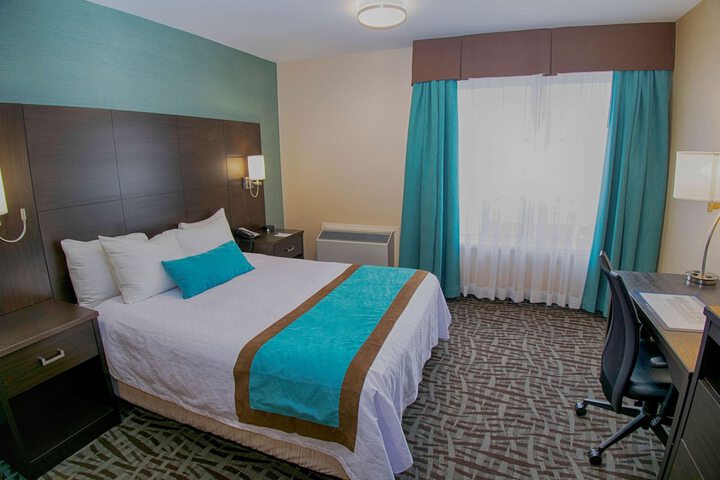 1 Queen Bed Tower Sofa Bed Work Desk Microwave and Refrigerator High Speed Internet Accessible Full Breakfast (3 of 26)