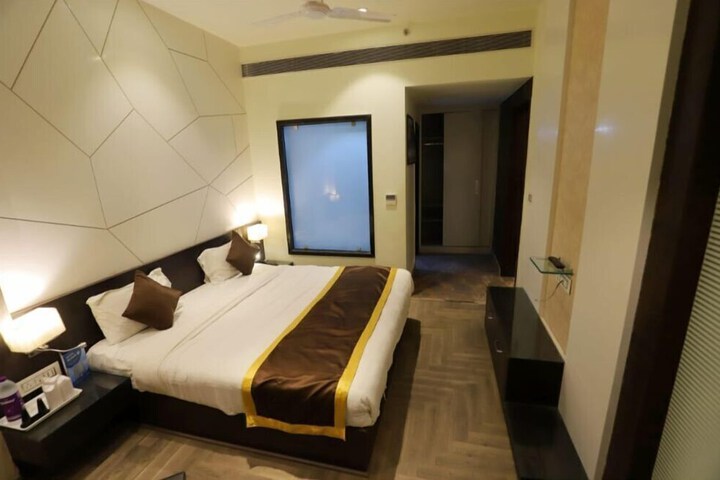 Room 15 of 32