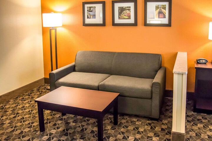 1 King Bed (2 of 11)