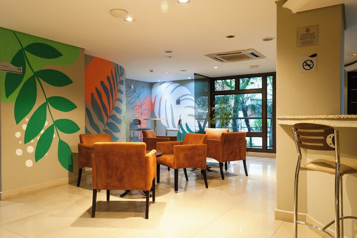 Lounge 43 of 48