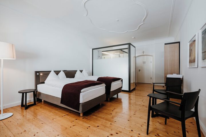 Room 3 of 60
