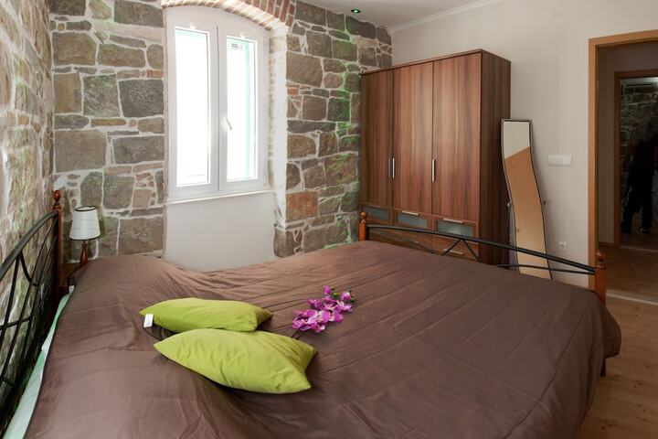 Room 3 of 28
