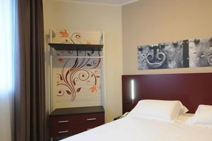 Room 9 of 27