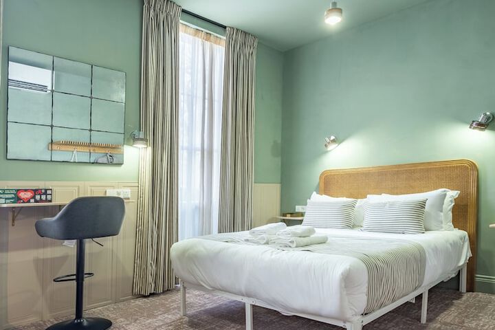 Room 210 of 344