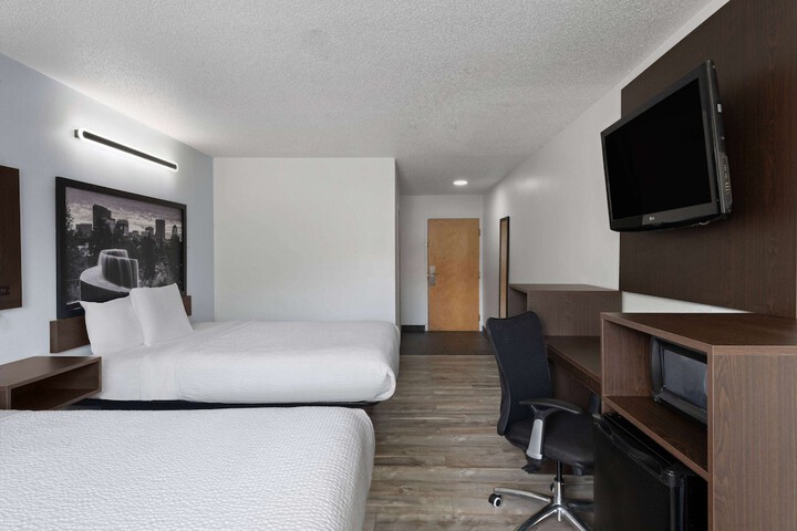 1 Queen Bed (7 of 16)