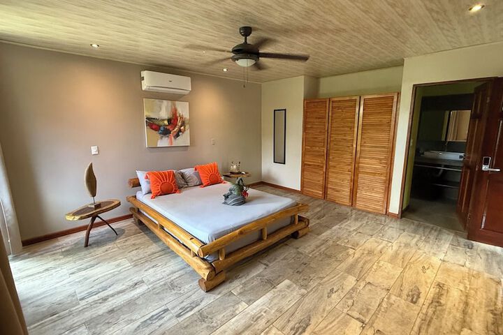 Room 12 of 25