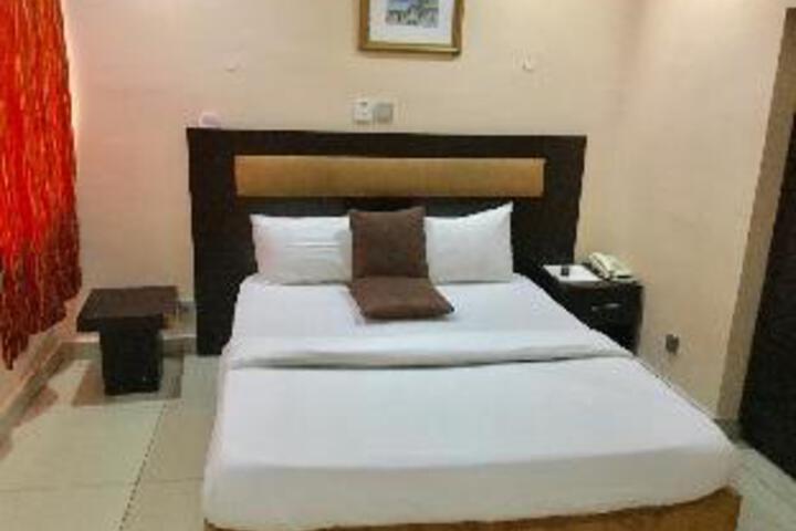 Room 5 of 7