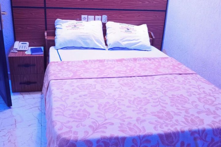 Room 53 of 285