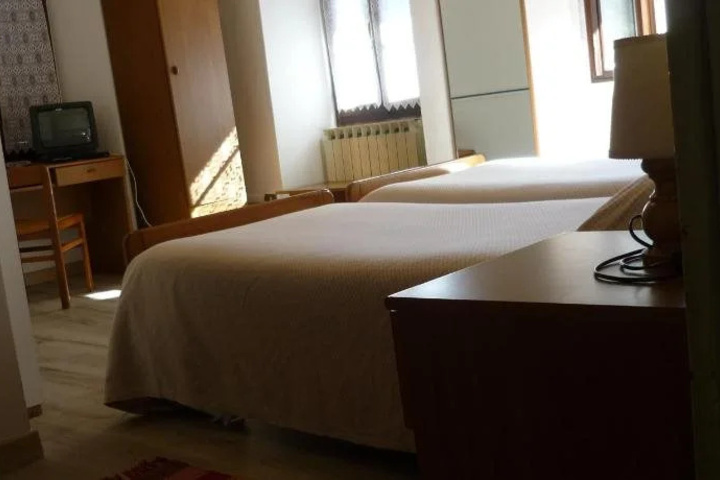Room 4 of 12