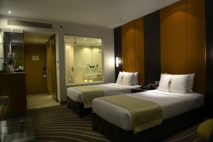 Room 14 of 93