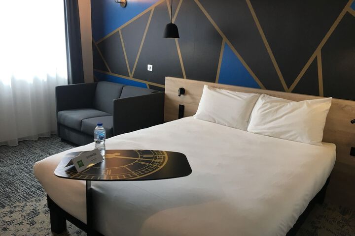 Room 9 of 42