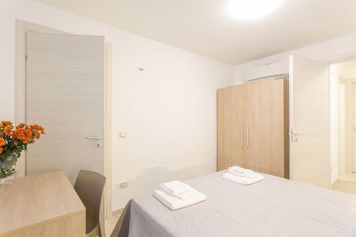 Room 6 of 28