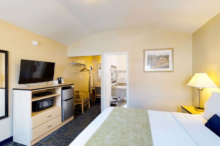 1 Queen Bed (3 of 12)