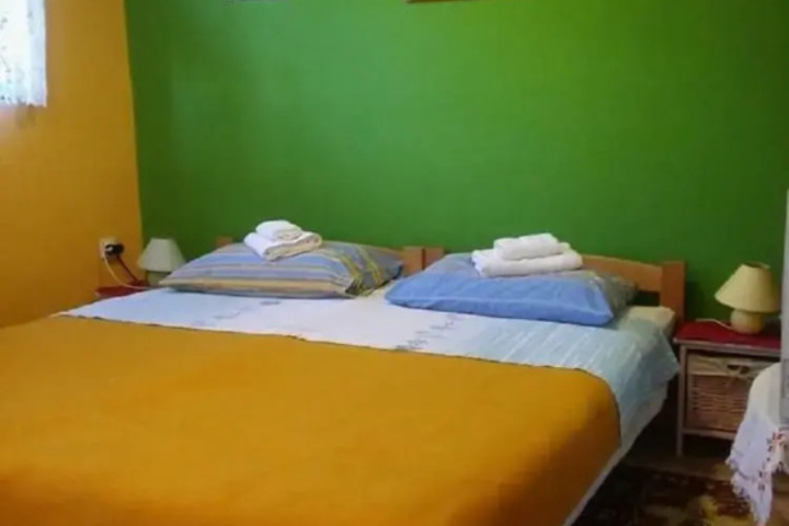 Room 4 of 8