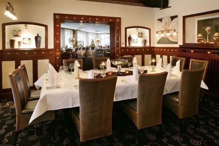 Dining 33 of 57