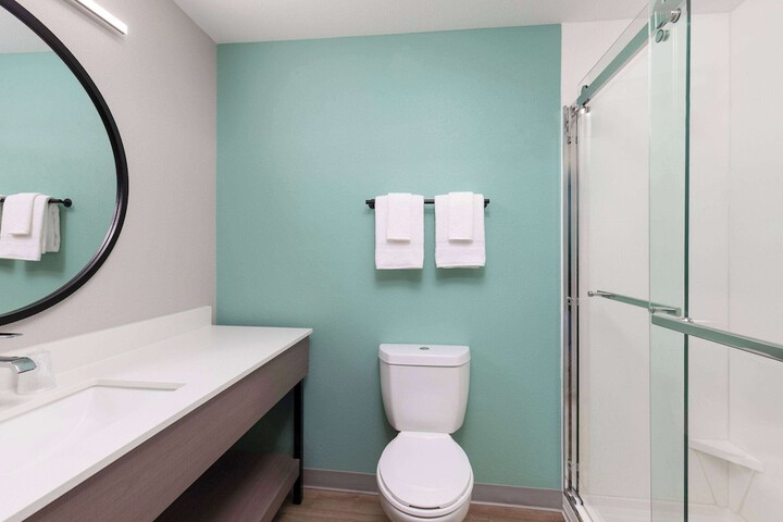 1 Queen Bed Mobility Accessible Bathtub with Grab Bars (5 of 25)