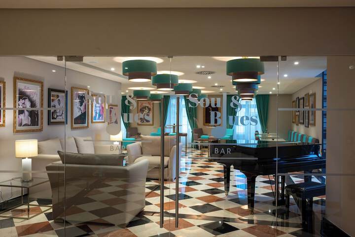 Lounge 57 of 77