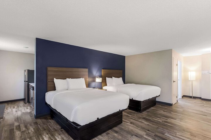 1 Queen Bed Efficiency Suite (3 of 19)