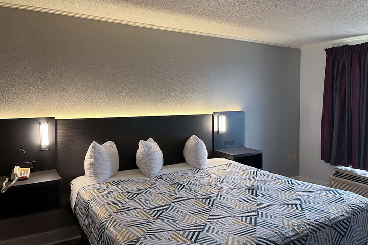1 King Bed Micfridge (2 of 6)