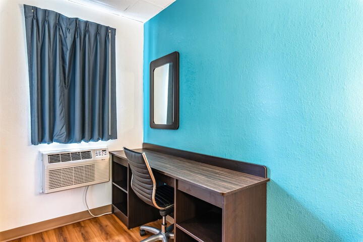 1 Queen Bed (5 of 16)