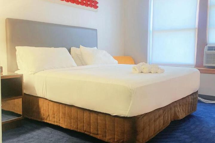 1 King Bed (2 of 4)