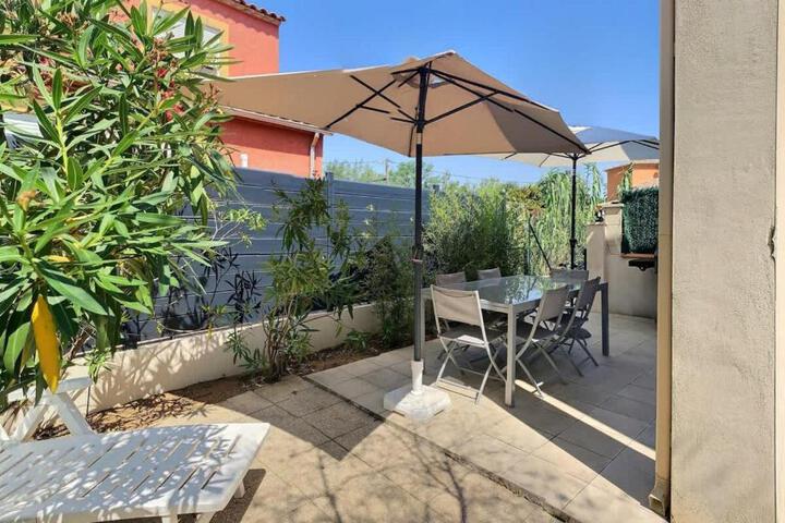 Agréable pavillon avec grande terrasse pour 6 personnes