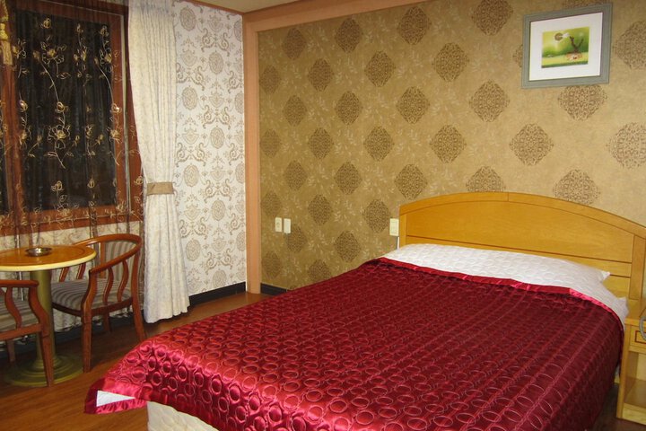 Room 11 of 36