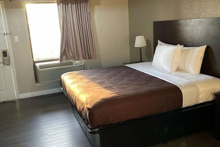 1 King Bed (3 of 19)