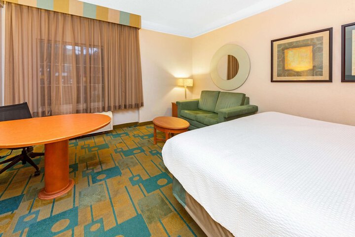 1 King Bed (6 of 18)