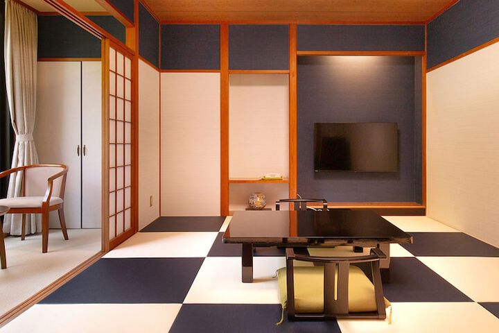 Room 6 of 63