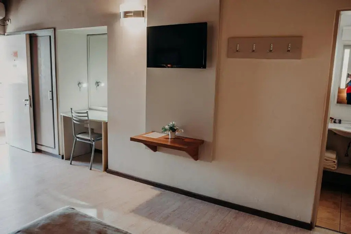 Room 6 of 13