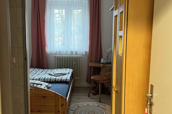Room 4 of 40