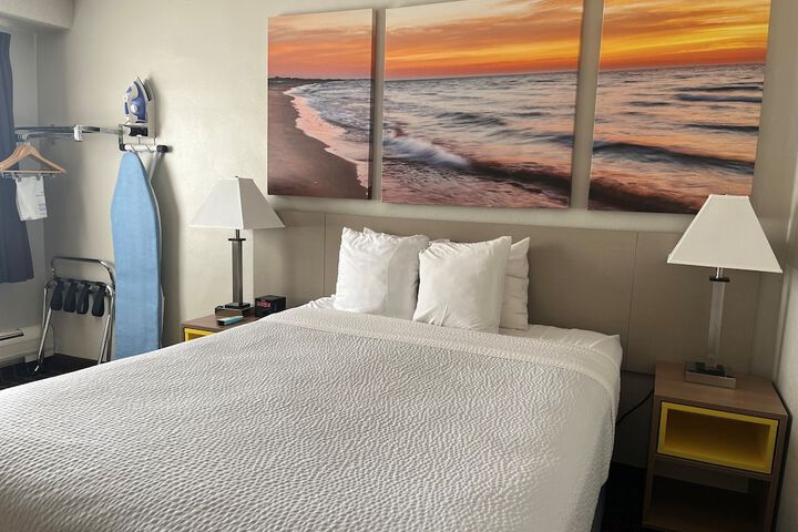 1 Queen Bed (2 of 9)