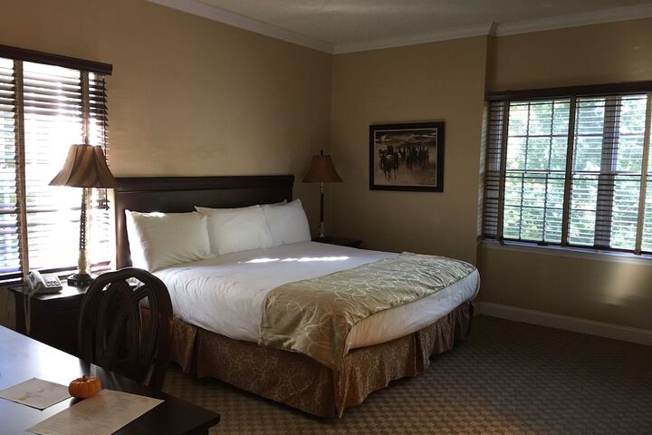 Quadruple Classic Queen Bed (6 of 13)