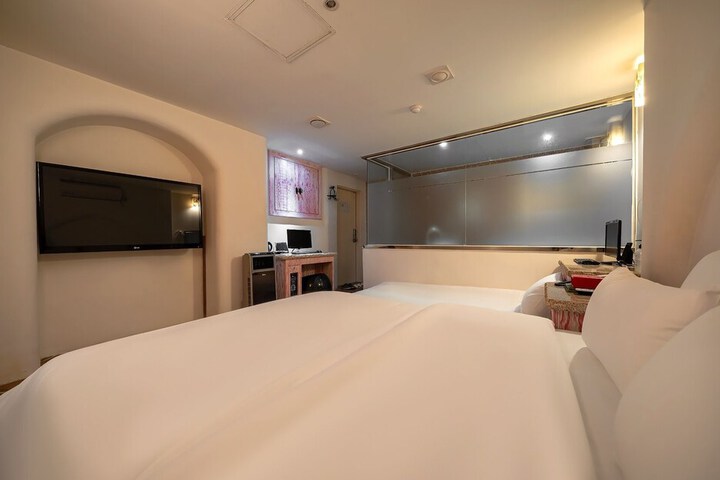 Room 42 of 61