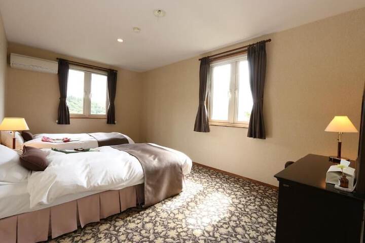 Room 12 of 27