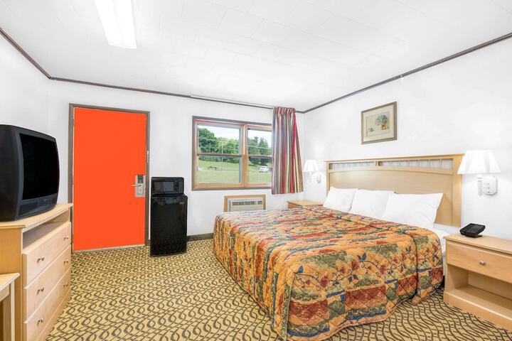 1 King Bed (2 of 6)