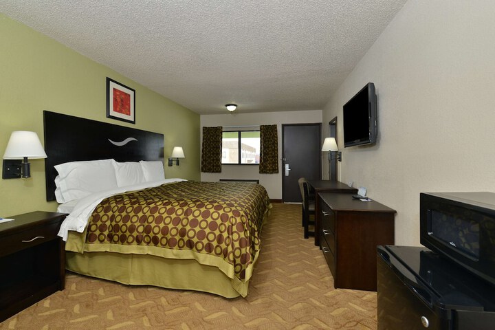 1 King Bed (1 of 4)