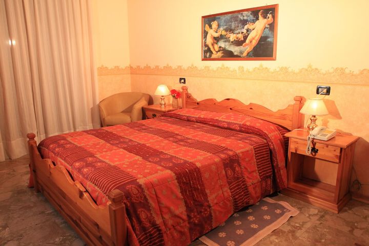 Room 8 of 34