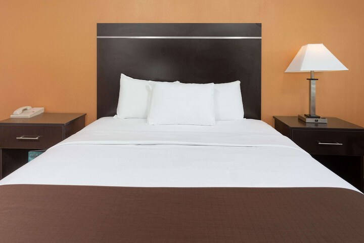 1 Queen Bed (1 of 8)