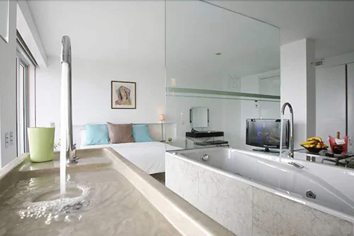 Deep soaking bathtub