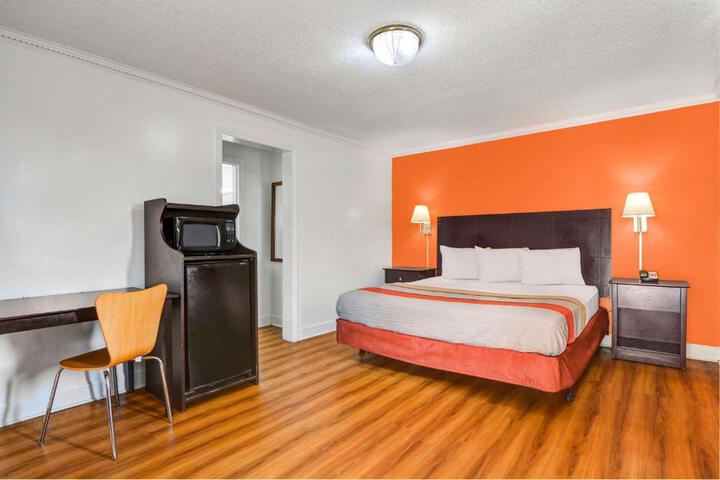 1 King Bed (4 of 6)