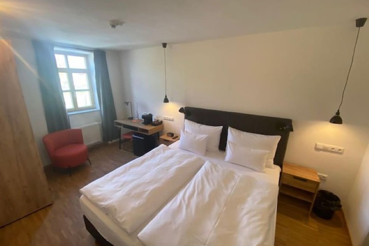 Room 32 of 35